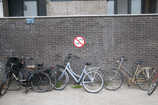 827596 Afbeelding van enkele fietsen op het Jaarbeursplein te Utrecht die gestald zijn bij een bordje verboden voor ...